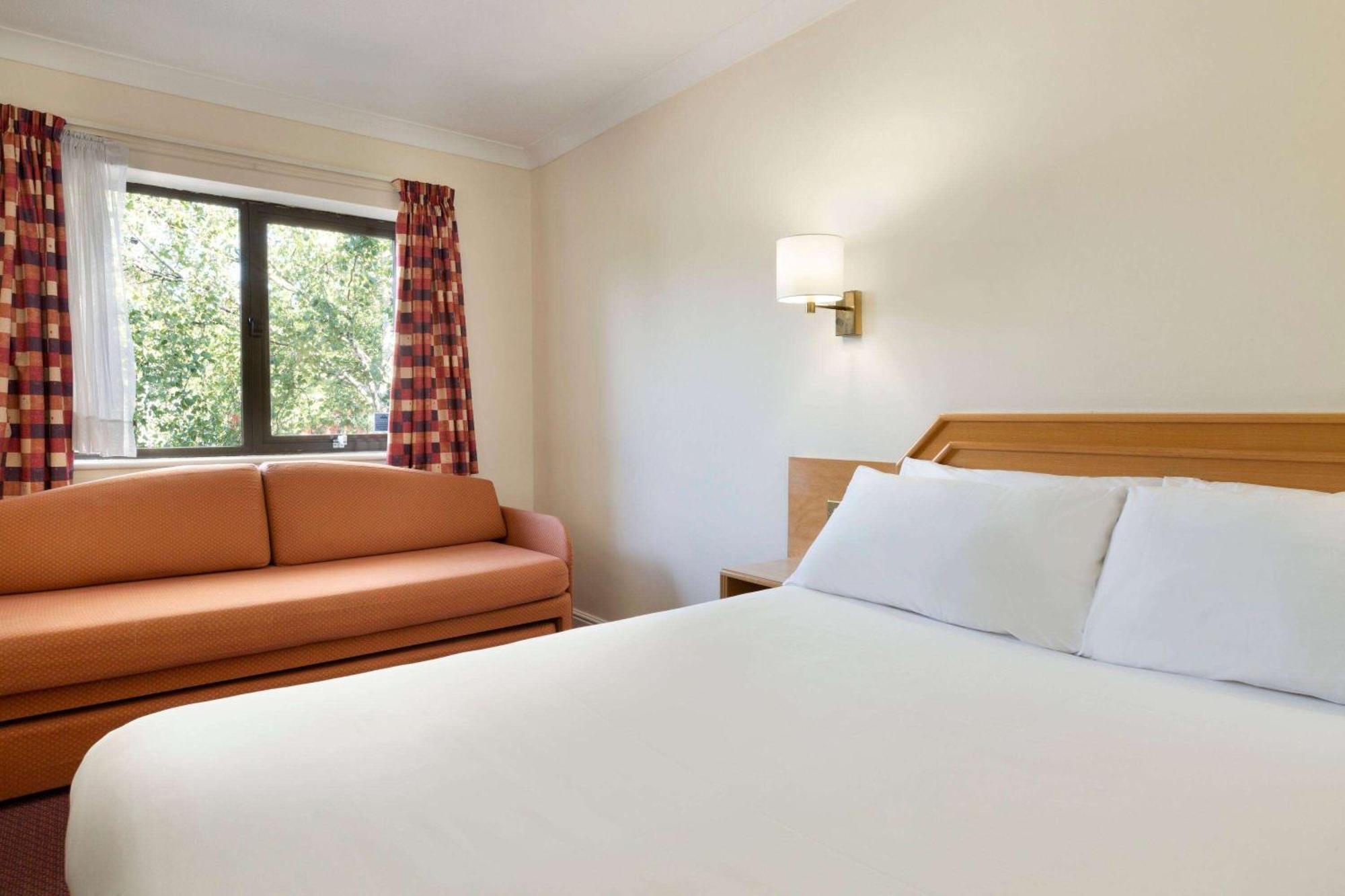 Days Inn Southampton Rownhams Chilworth  Bagian luar foto